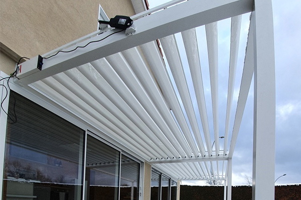 pergolas-blanche-systeme-bioclimatique